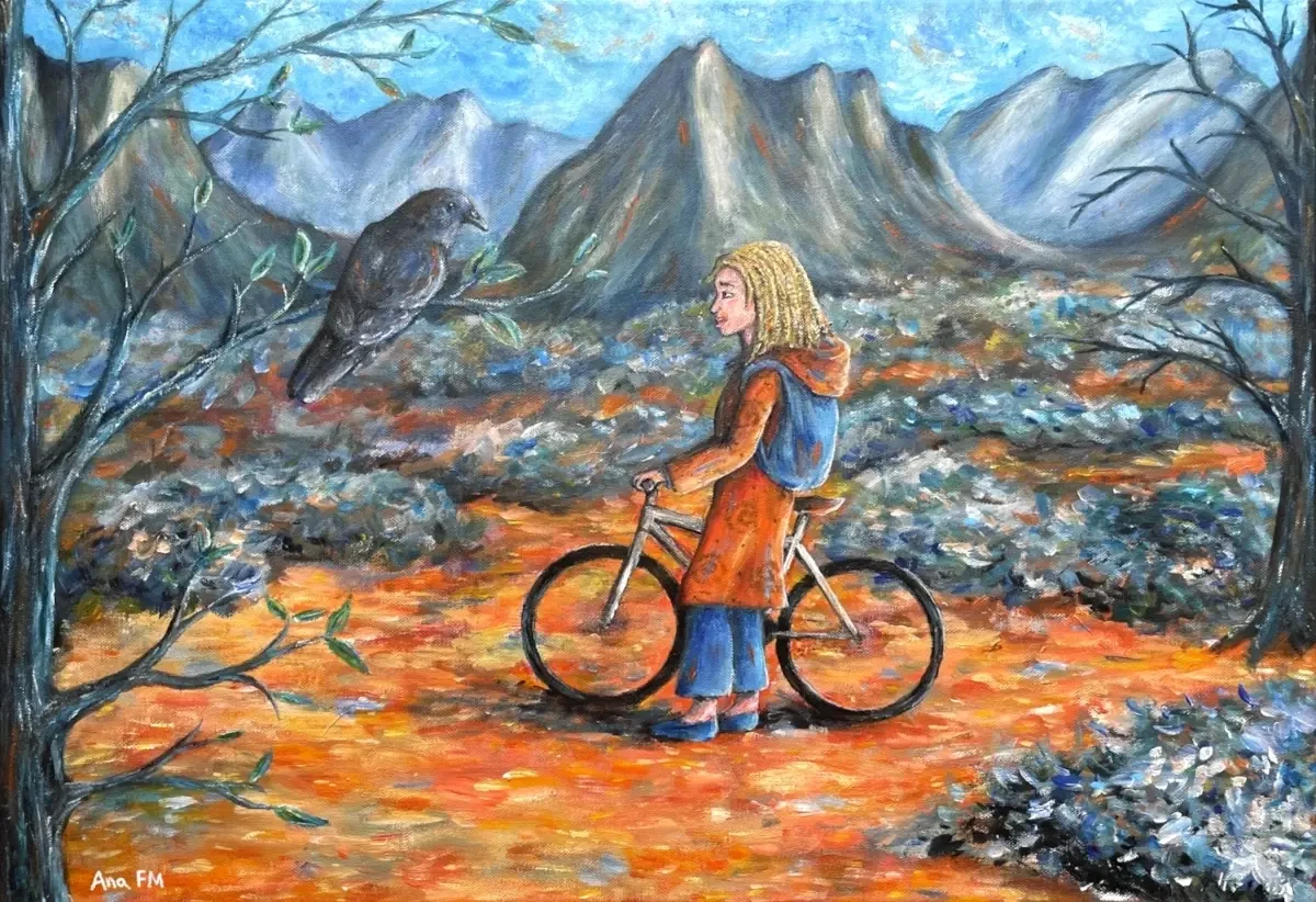 Una chica contempla el paisaje montañoso desde un matorral, acompañada de su bicicleta y una corneja