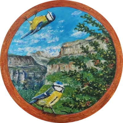 Dos herrerillos se asoman desde un marco redondo con vistas al valle de Ordesa