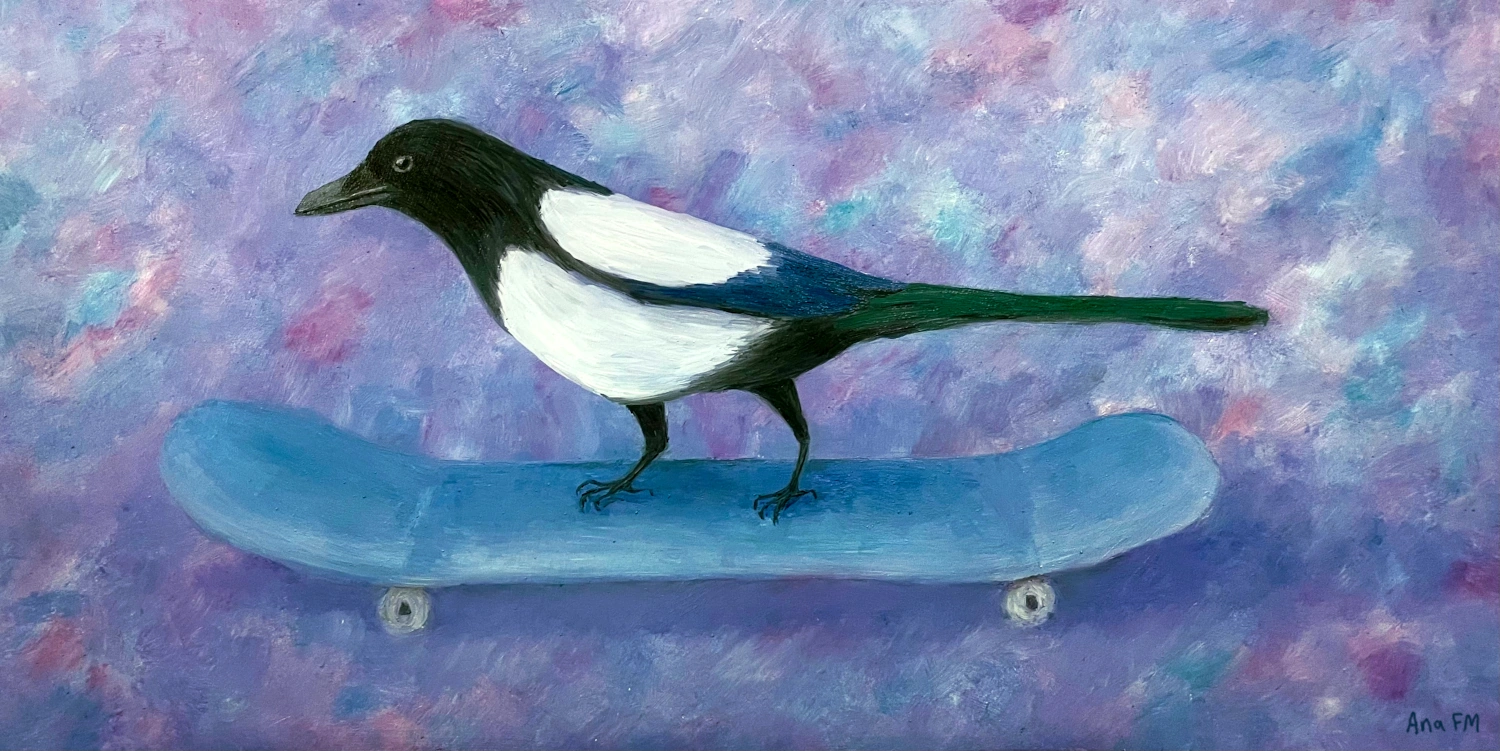 Una urraca usa un patinete sobre un fondo nebuloso