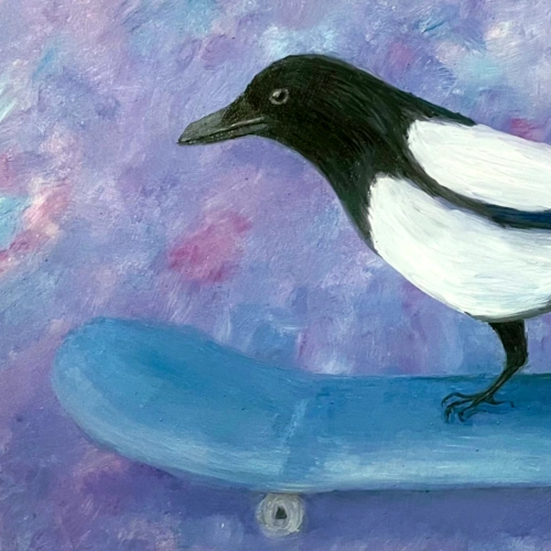 Una urraca usa un patinete sobre un fondo nebuloso