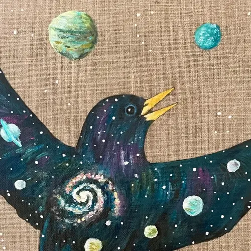 Un estornino pinto cuyo plumaje contiene el universo
