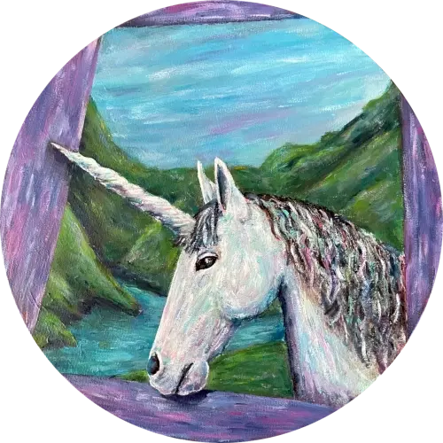 Un unicornio se asoma por un marco de forma irregular con un fiordo a sus espaldas