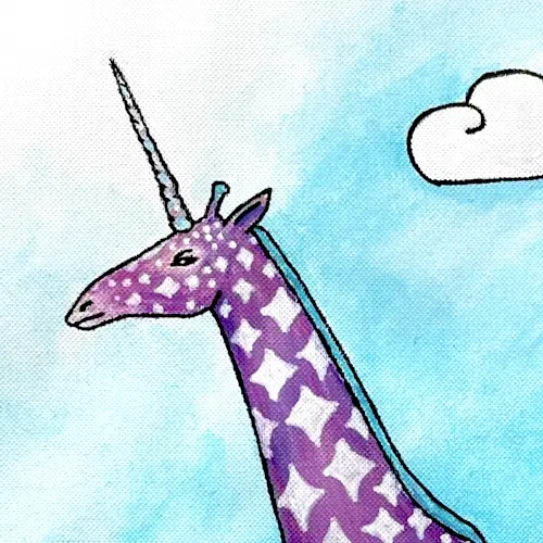 Una jirafa de pelaje morado con cuerno de unicornio