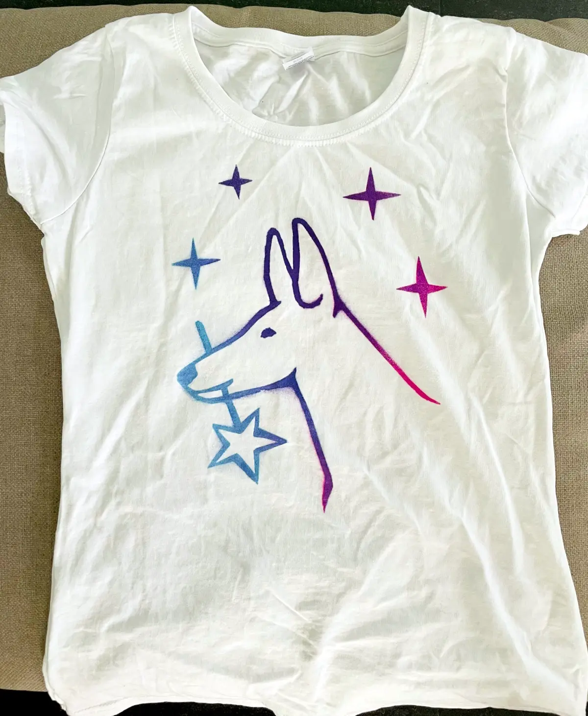 Podenco mágico Camiseta con un podenco que sostiene una varita mágica