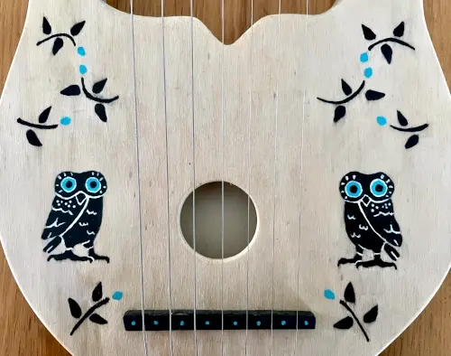 Una lira de madera en forma de búho